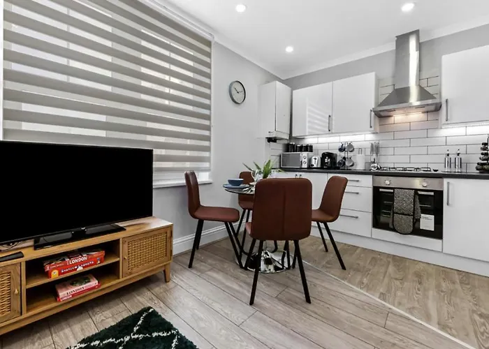 Southwark Serenity: Cozy Flat With Balcony